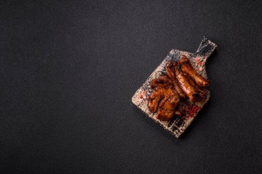 Izgara biftek ya da domuz pirzolası, tuzlu ve biberli barbeküde pişmiş et. Izgara kaburga, yemek arkaplanı.