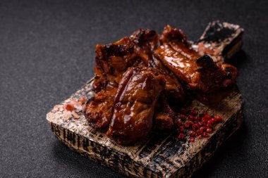 Izgara biftek ya da domuz pirzolası, tuzlu ve biberli barbeküde pişmiş et. Izgara kaburga, yemek arkaplanı.