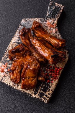 Izgara biftek ya da domuz pirzolası, tuzlu ve biberli barbeküde pişmiş et. Izgara kaburga, yemek arkaplanı.