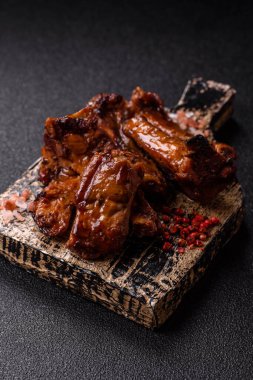 Izgara biftek ya da domuz pirzolası, tuzlu ve biberli barbeküde pişmiş et. Izgara kaburga, yemek arkaplanı.