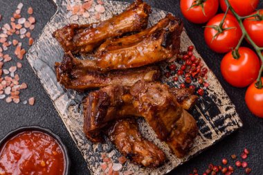 Izgara biftek ya da domuz pirzolası, tuzlu ve biberli barbeküde pişmiş et. Izgara kaburga, yemek arkaplanı.