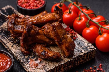 Izgara biftek ya da domuz pirzolası, tuzlu ve biberli barbeküde pişmiş et. Izgara kaburga, yemek arkaplanı.