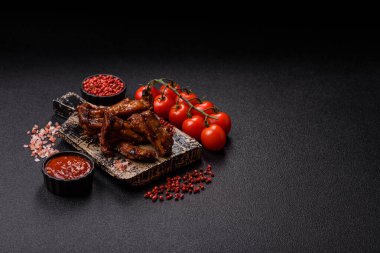 Izgara biftek ya da domuz pirzolası, tuzlu ve biberli barbeküde pişmiş et. Izgara kaburga, yemek arkaplanı.