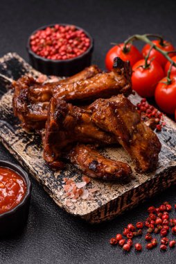 Izgara biftek ya da domuz pirzolası, tuzlu ve biberli barbeküde pişmiş et. Izgara kaburga, yemek arkaplanı.