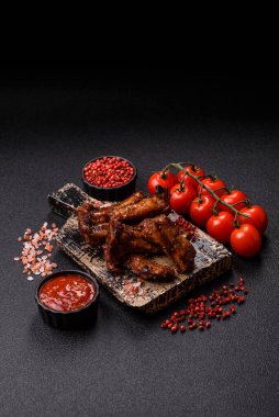 Izgara biftek ya da domuz pirzolası, tuzlu ve biberli barbeküde pişmiş et. Izgara kaburga, yemek arkaplanı.