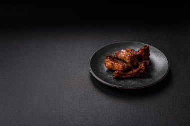 Izgara biftek ya da domuz pirzolası, tuzlu ve biberli barbeküde pişmiş et. Izgara kaburga, yemek arkaplanı.