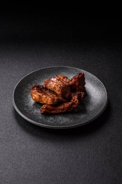 Izgara biftek ya da domuz pirzolası, tuzlu ve biberli barbeküde pişmiş et. Izgara kaburga, yemek arkaplanı.