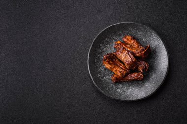 Izgara biftek ya da domuz pirzolası, tuzlu ve biberli barbeküde pişmiş et. Izgara kaburga, yemek arkaplanı.