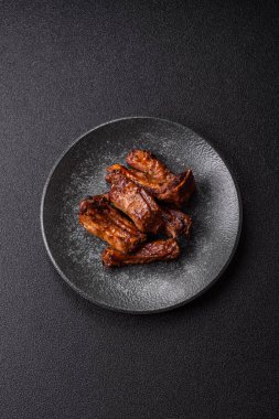 Izgara biftek ya da domuz pirzolası, tuzlu ve biberli barbeküde pişmiş et. Izgara kaburga, yemek arkaplanı.