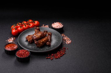 Izgara biftek ya da domuz pirzolası, tuzlu ve biberli barbeküde pişmiş et. Izgara kaburga, yemek arkaplanı.