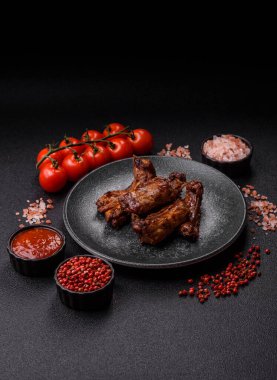 Izgara biftek ya da domuz pirzolası, tuzlu ve biberli barbeküde pişmiş et. Izgara kaburga, yemek arkaplanı.