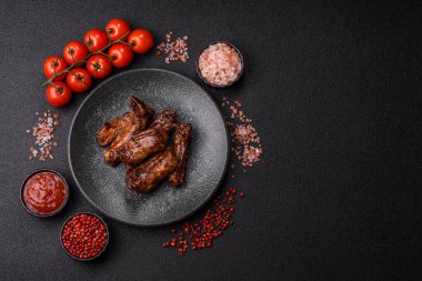 Izgara biftek ya da domuz pirzolası, tuzlu ve biberli barbeküde pişmiş et. Izgara kaburga, yemek arkaplanı.