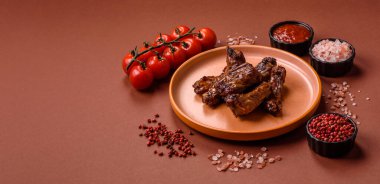 Izgara biftek ya da domuz pirzolası, tuzlu ve biberli barbeküde pişmiş et. Izgara kaburga, yemek arkaplanı.