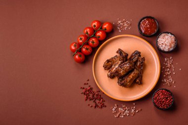 Izgara biftek ya da domuz pirzolası, tuzlu ve biberli barbeküde pişmiş et. Izgara kaburga, yemek arkaplanı.