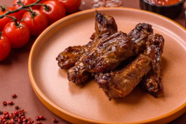 Izgara biftek ya da domuz pirzolası, tuzlu ve biberli barbeküde pişmiş et. Izgara kaburga, yemek arkaplanı.