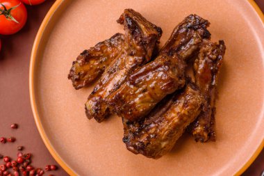 Izgara biftek ya da domuz pirzolası, tuzlu ve biberli barbeküde pişmiş et. Izgara kaburga, yemek arkaplanı.