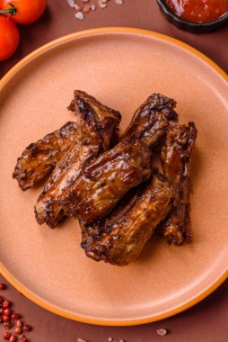 Izgara biftek ya da domuz pirzolası, tuzlu ve biberli barbeküde pişmiş et. Izgara kaburga, yemek arkaplanı.