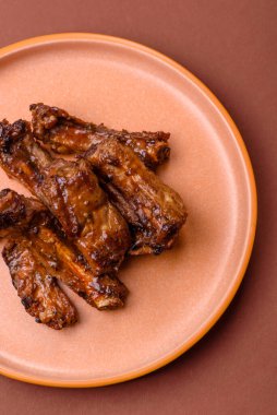 Izgara biftek ya da domuz pirzolası, tuzlu ve biberli barbeküde pişmiş et. Izgara kaburga, yemek arkaplanı.