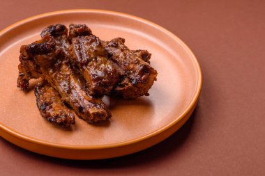 Izgara biftek ya da domuz pirzolası, tuzlu ve biberli barbeküde pişmiş et. Izgara kaburga, yemek arkaplanı.