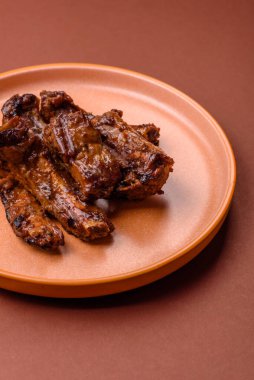 Izgara biftek ya da domuz pirzolası, tuzlu ve biberli barbeküde pişmiş et. Izgara kaburga, yemek arkaplanı.