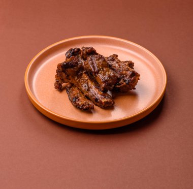 Izgara biftek ya da domuz pirzolası, tuzlu ve biberli barbeküde pişmiş et. Izgara kaburga, yemek arkaplanı.