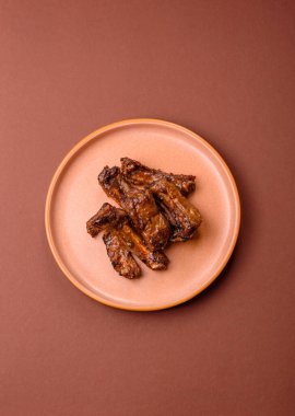 Izgara biftek ya da domuz pirzolası, tuzlu ve biberli barbeküde pişmiş et. Izgara kaburga, yemek arkaplanı.