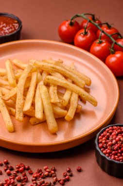 Soslu çıtır patates kızartması, fast food, aperatif veya cips. Patates kızartması, paket yemek, tasarımın için arka plan.