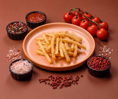 Soslu çıtır patates kızartması, fast food, aperatif veya cips. Patates kızartması, paket yemek, tasarımın için arka plan.