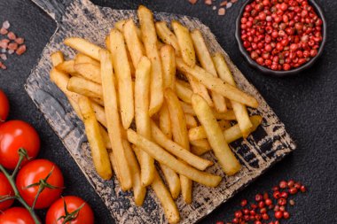 Soslu çıtır patates kızartması, fast food, aperatif veya cips. Patates kızartması, paket yemek, tasarımın için arka plan.