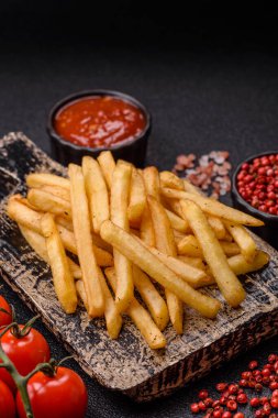 Soslu çıtır patates kızartması, fast food, aperatif veya cips. Patates kızartması, paket yemek, tasarımın için arka plan.