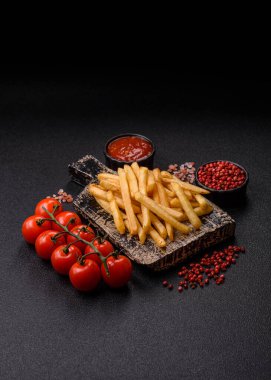 Soslu çıtır patates kızartması, fast food, aperatif veya cips. Patates kızartması, paket yemek, tasarımın için arka plan.