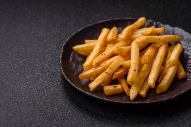 Soslu çıtır patates kızartması, fast food, aperatif veya cips. Patates kızartması, paket yemek, tasarımın için arka plan.