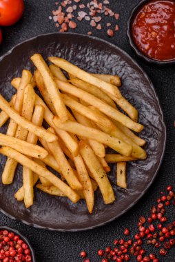 Soslu çıtır patates kızartması, fast food, aperatif veya cips. Patates kızartması, paket yemek, tasarımın için arka plan.