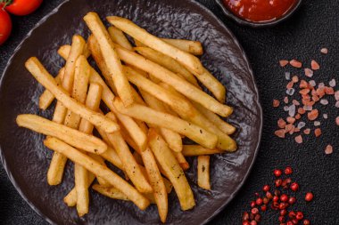 Soslu çıtır patates kızartması, fast food, aperatif veya cips. Patates kızartması, paket yemek, tasarımın için arka plan.