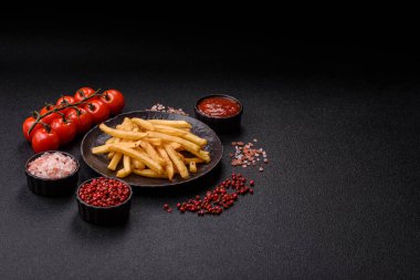 Soslu çıtır patates kızartması, fast food, aperatif veya cips. Patates kızartması, paket yemek, tasarımın için arka plan.