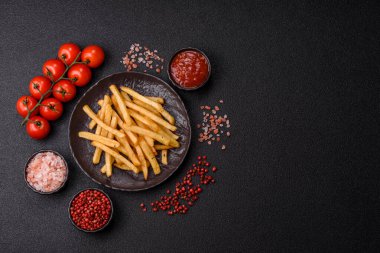 Soslu çıtır patates kızartması, fast food, aperatif veya cips. Patates kızartması, paket yemek, tasarımın için arka plan.