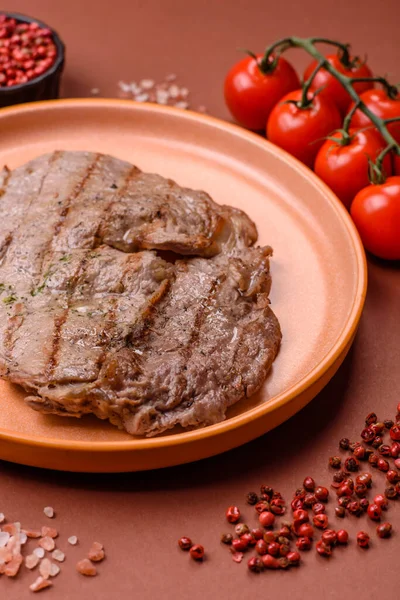 Izgara biftek, barbeküde tuzlu ve biberli et. Yemek arkaplanı olarak ızgara biftek.