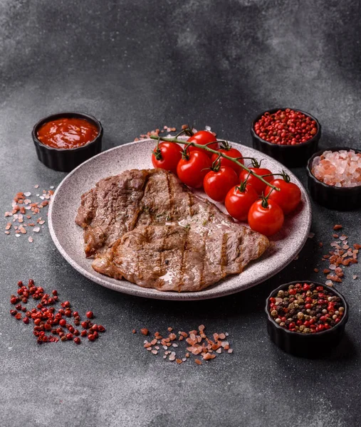 Izgara biftek, barbeküde tuzlu ve biberli et. Yemek arkaplanı olarak ızgara biftek.