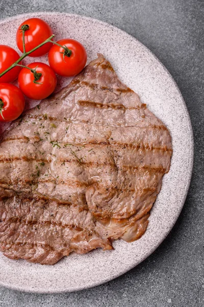 Izgara biftek, barbeküde tuzlu ve biberli et. Yemek arkaplanı olarak ızgara biftek.