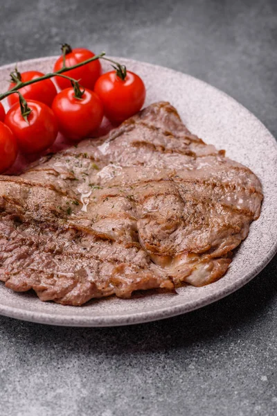 Izgara biftek, barbeküde tuzlu ve biberli et. Yemek arkaplanı olarak ızgara biftek.