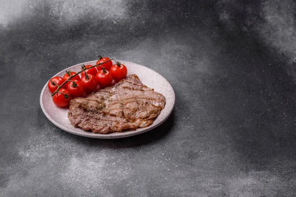 Izgara biftek, barbeküde tuzlu ve biberli et. Yemek arkaplanı olarak ızgara biftek.