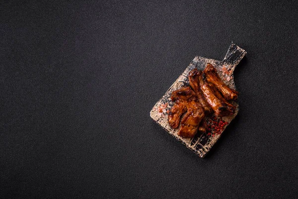 Izgara biftek ya da domuz pirzolası, tuzlu ve biberli barbeküde pişmiş et. Izgara kaburga, yemek arkaplanı.