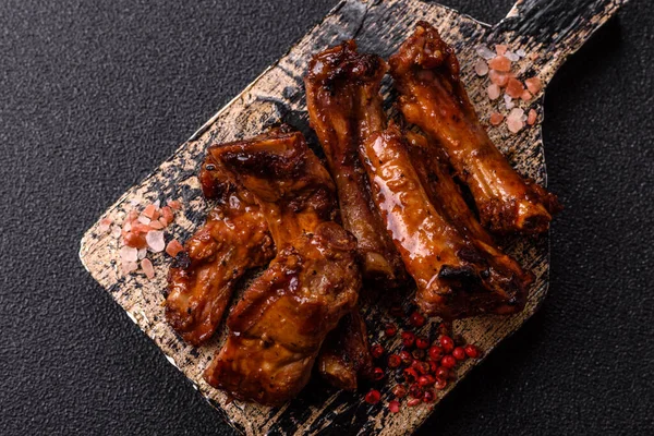 Izgara biftek ya da domuz pirzolası, tuzlu ve biberli barbeküde pişmiş et. Izgara kaburga, yemek arkaplanı.