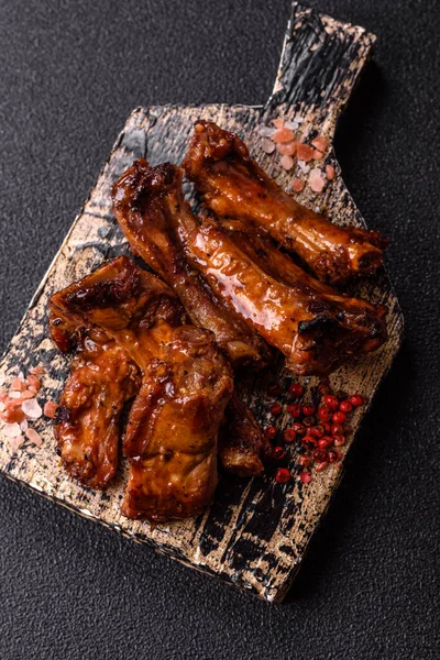 Izgara biftek ya da domuz pirzolası, tuzlu ve biberli barbeküde pişmiş et. Izgara kaburga, yemek arkaplanı.