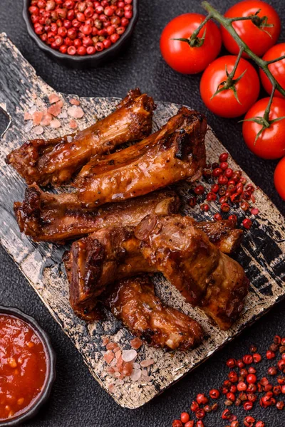 Izgara biftek ya da domuz pirzolası, tuzlu ve biberli barbeküde pişmiş et. Izgara kaburga, yemek arkaplanı.