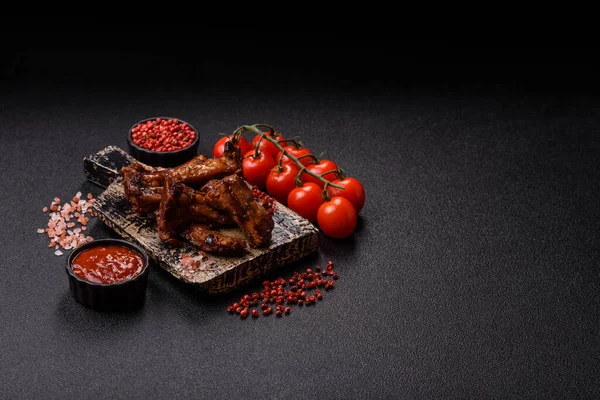 Izgara biftek ya da domuz pirzolası, tuzlu ve biberli barbeküde pişmiş et. Izgara kaburga, yemek arkaplanı.