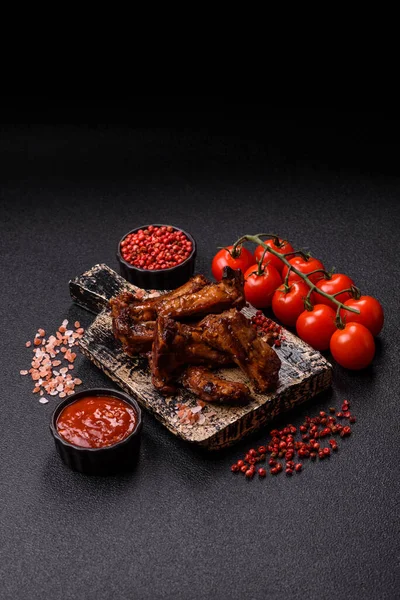 Izgara biftek ya da domuz pirzolası, tuzlu ve biberli barbeküde pişmiş et. Izgara kaburga, yemek arkaplanı.