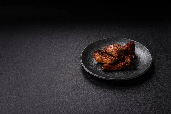 Izgara biftek ya da domuz pirzolası, tuzlu ve biberli barbeküde pişmiş et. Izgara kaburga, yemek arkaplanı.