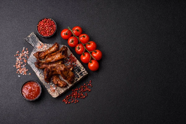 Izgara biftek ya da domuz pirzolası, tuzlu ve biberli barbeküde pişmiş et. Izgara kaburga, yemek arkaplanı.