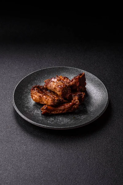 Izgara biftek ya da domuz pirzolası, tuzlu ve biberli barbeküde pişmiş et. Izgara kaburga, yemek arkaplanı.